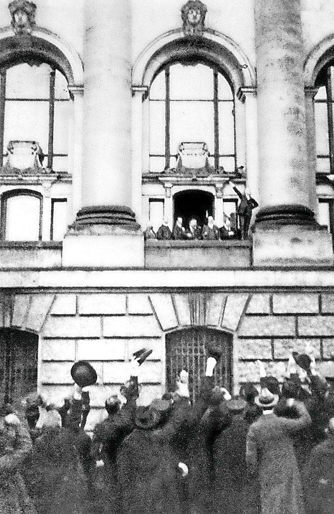  Ein historischer Moment in der deutschen Geschichte: Philipp Scheidemann ruft am 9. November 1918 vom Balkon des Reichstagsgebäudes in Berlin die Republik aus.  